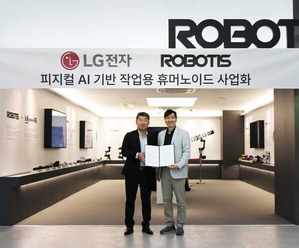 LG전자 이현욱 부사장(사진 왼쪽)과 로보티즈 김병수 대표가 기념촬영을 하고 있다. [출처=로보티즈]