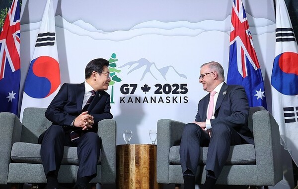 51차 주요 7개국(G7) 정상회의에 참석한 앤서니 앨버니지 호주 총리가 16일(현지시간) 캐나다 앨버타주 캘거리의 한 호텔에서 이재명 대통령과 한·호주 정상회담을 하며 발언하고 있다.[출처=연합]