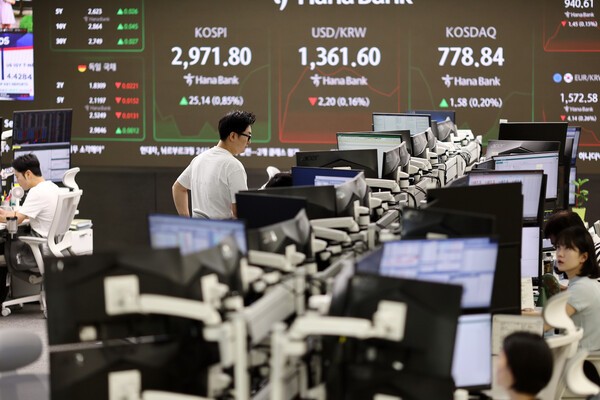 17일 오전 서울 하나은행 본점 딜링룸 전경.[출처= 연합]