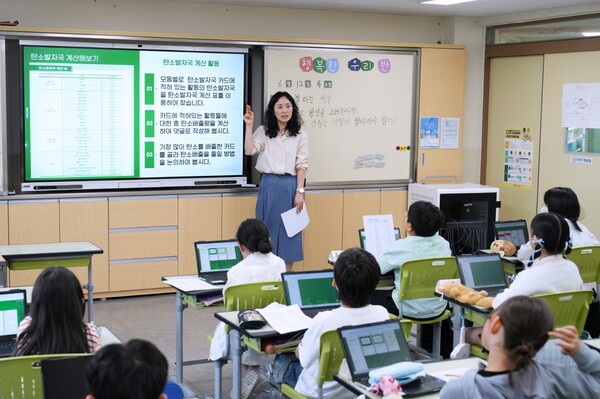 지난 12일 진행된 ‘WWF-P&G 탄소중립 및 전과정 평가 교육’에서 담당 선생님이 학생들에게 ‘전과정 평가’를 교육하고 있다. [출처=P&G]