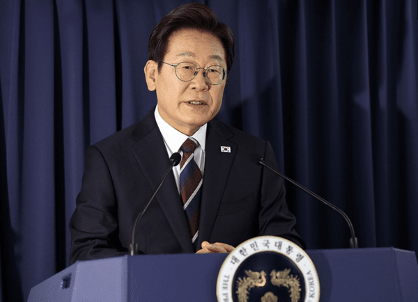 이재명 대통령이 16일(현지시간) 주요 7개국(G7) 정상회의 참석을 위해 캐나다 앨버타주 캘거리로 향하며 공군 1호기에서 기자간담회를 하고 있다. [출처=연합]