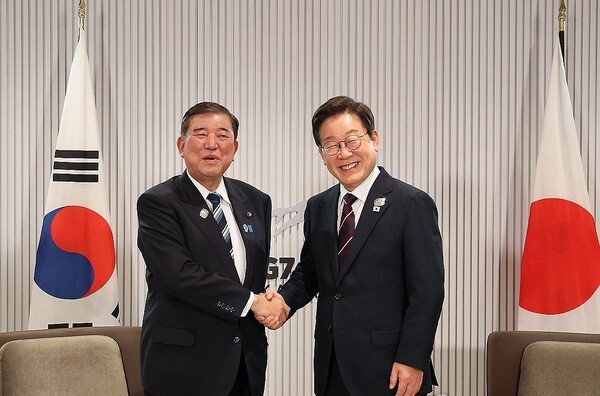 이재명 대통령이 17일(현지시간) 캐나다 앨버타주 캐내내스키스 주요 7개국(G7) 정상회의장에서 이시바 시게루 일본 총리와 한일 정상회담을 하고 있다.[출처=연합]