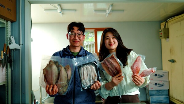 포항 '윤자네 수산' 김지윤(왼쪽), 심예리(오른쪽) 대표[출처=쿠팡]