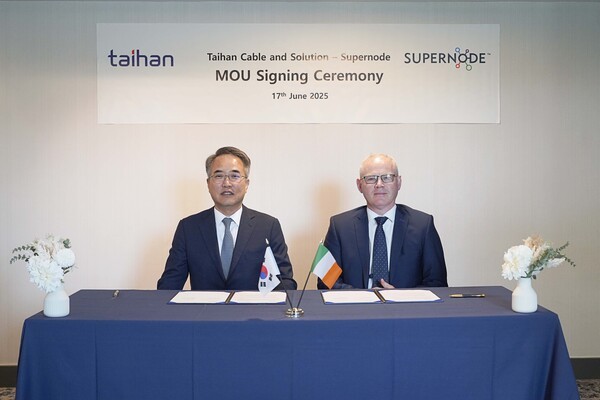 대한전선과 슈퍼노드가 차세대 초전도 케이블 개발 관련 MOU를 체결했다(왼쪽부터 대한전선 송종민 부회장, 슈퍼노드 CEO 존 피츠제랄드)[출처=대한전선 ]