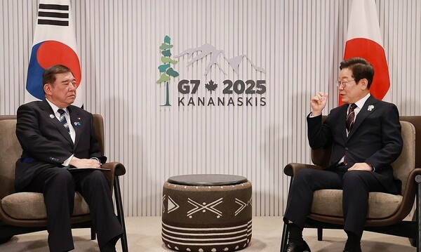 이재명 대통령이 17일(현지시간) 캐나다 앨버타주 캐내내스키스 주요 7개국(G7) 정상회의장에서 이시바 시게루 일본 총리와 한일 정상회담을 하고 있다.[출처=연합]