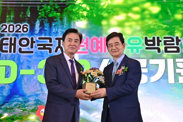 김선규 호반그룹 회장이 ‘2026 태안국제원예치유박람회’ 민간 조직위원장으로 위촉됐다.(오른쪽)김선규 호반그룹 회장[출처=호반그룹]