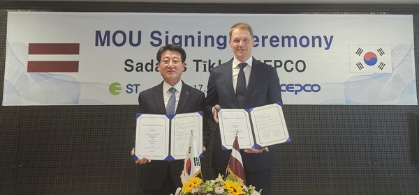 정치교 한전 안전&영업배전부사장과 비간츠 라진스(Vigants Radzins) 라트비아 사달레스 티클스사 부사장(사진 오른쪽) [출처=한전]