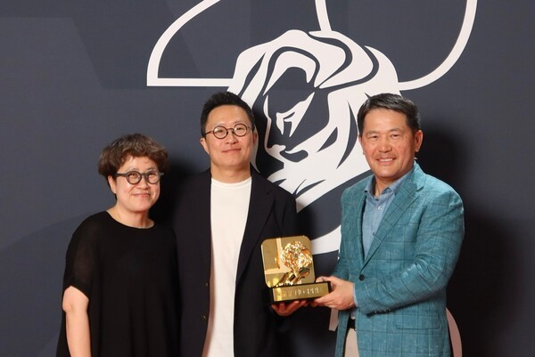 국제 광고제 '칸 라이언즈(Cannes Lions) 2025'에서 단편 영화 '밤낚시'가 엔터테인먼트(Entertainment) 부문 그랑프리(Grand prix)를 수상해 (왼쪽부터) 이노션 최고 크리에이티브 책임자(CCO) 김정아 부사장, 현대자동차 브랜드마케팅본부장 지성원 전무, 이노션 이용우 대표이사가 기념 촬영을 하고 있는 모습 [출처=현대자동차]