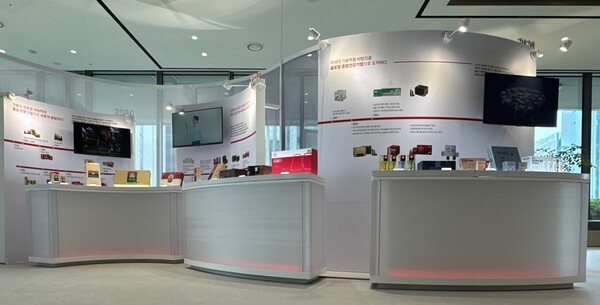 KGC인삼공사 R&D센터 내 3층 로비에 연구소 타임라인과 연구개발 제품들이 전시돼 있다. [출처=전제형 기자]