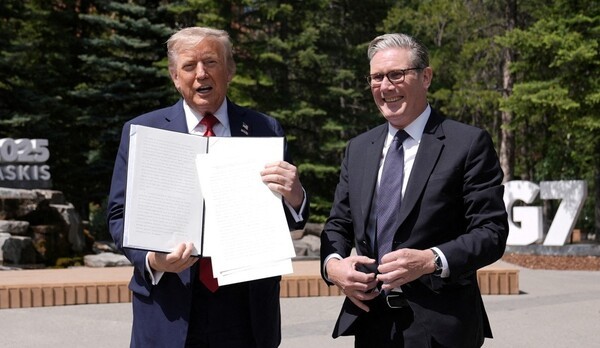 도널드 트럼프 미국 대통령(왼쪽)과 키어 스타머 영국 총리가 캐나다 앨버타주의 휴양도시 캐내내스키스에서 열린 G7 정상회의를 통해 양자회담 갖고 무역협정을 체결했다. [출처=연합]