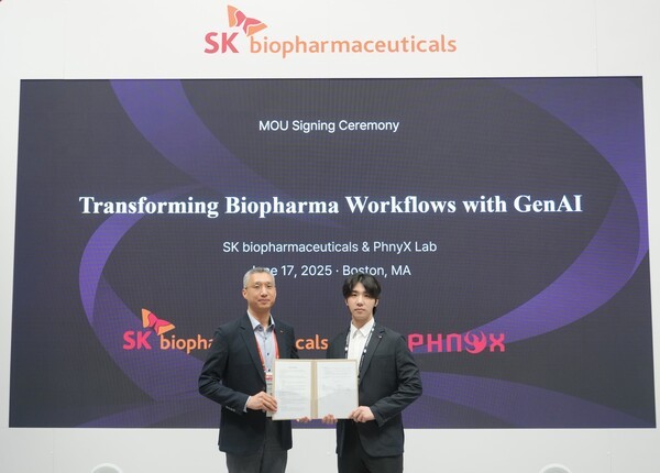 17일(미국 현지) ‘BIO USA 2025’ SK바이오팜 전시 부스에서 참석자들이 AI 기반 신약 개발 MOU 기념촬영을 진행하고 있다. (왼쪽부터) SK바이오팜 유창호 전략부문장, 피닉스랩 배민석 대표. [출처=SK바이오팜]