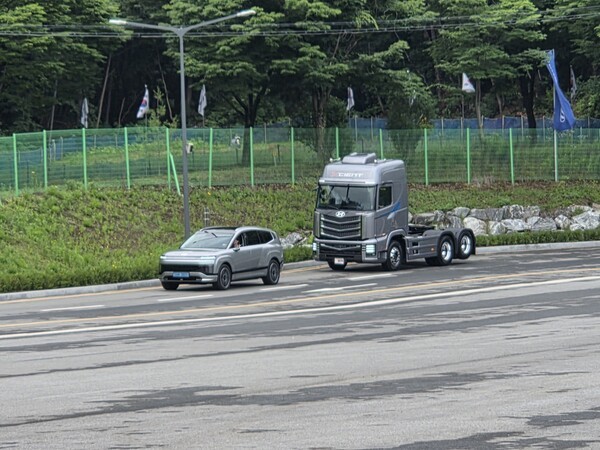 스마트크루즈컨트롤을 켜고 달리는 더 뉴 엑시언트 [출처=박성호 기자]