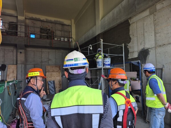 전재식 대표이사가 ‘아산북부지구 농촌용수이용체계재편사업 토목공사’ 현장에 방문해 현장과 직원들의 안전사고 대비 실태를 직접 점검하고 있다.(왼쪽)전재식 한신공영 대표이사.[출처=한신공영]