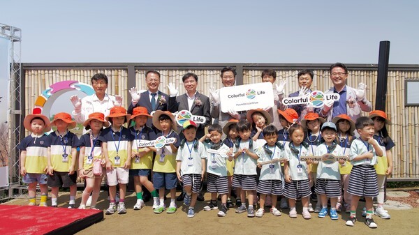 (뒷줄 왼쪽부터) 아산 군덕1리 박응진 이장, 한국환경보전원 신진수 원장, 아산시 조일교 부시장, 현대차 GPO 김일범 부사장, 천안아산환경운동연합 차수철 의장, 현대차 정상익 안전기획사업부장, 충청남도의회 안장헌 의원이 지역 어린이들과 기념 사진을 촬영하는 모습. [출처=현대자동차]