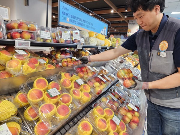 이마트가 20일부터 26일까지 물가안정 행사를 진행한다. 사진은 이마트 과일 매대에 신비 복숭아가 진열돼 있다. [출처=이마트]