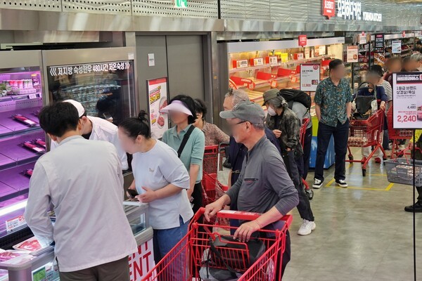 서울시 중구에 위치한 롯데마트 제타플렉스 서울역점에서 소비자들이 축산 매장을 둘러보고 있다. [출처=롯데마트]