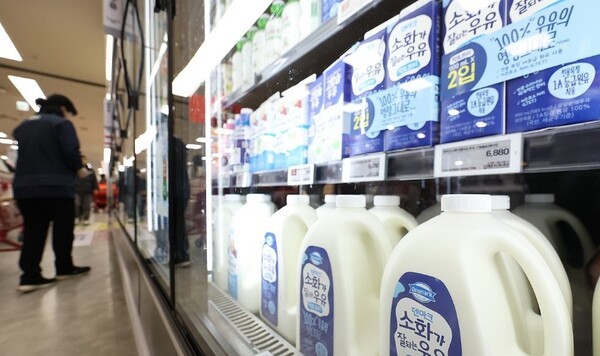 서울 한 대형마트에 우유가 진열돼 있다. [출처=연합뉴스]