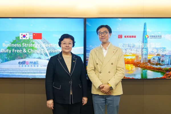 롯데면세점이 중국국영면세점그룹(CDFG) 및 모기업인 중국여유그룹 임원진과 만나 양사 발전과 면세산업 활성화를 위한 비즈니스 미팅을 진행했다고 19일 밝혔다. 사진은 남궁표 롯데면세점 마케팅부문장(오른쪽)과 리우쿤 중국여유그룹 부총경리(왼쪽)가 비즈니스 미팅을 마치고 기념사진을 촬영하는 모습. [출처=롯데면세점]