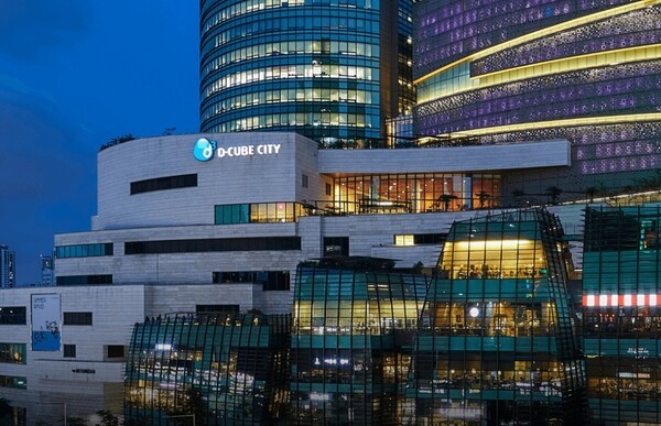 서울 서남권 상권의 주요 거점이자 신도림역의 대표적 복합문화공간으로 자리매김해 온 ‘현대백화점 디큐브시티’가 이달 말 폐점을 확정 지은 가운데, 지하층에 입점해 있던 현대식품관과 교보문고 역시 함께 사라지는 것으로 확인됐다. [출처=현대백화점 디큐브시티점 홈페이지 갈무리]