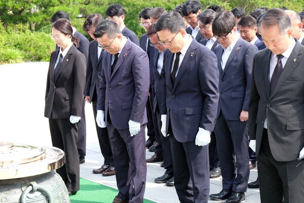 손재일 한화에어로스페이스∙한화시스템 대표(사진 우측 두번째)와 어성철 한화오션 특수선사업부장(좌측 두번째)이 임직원들과 함께 19일 국립서울현충원에서 참배하고 있다. [출처=한화에어로스페이스]