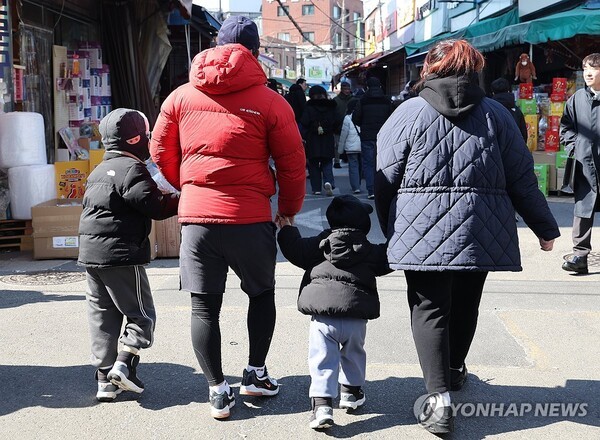 30∼40대 부부 10쌍 중 6쌍은 '맞벌이'…1인 가구 800만 돌파.[출처=연합뉴스]