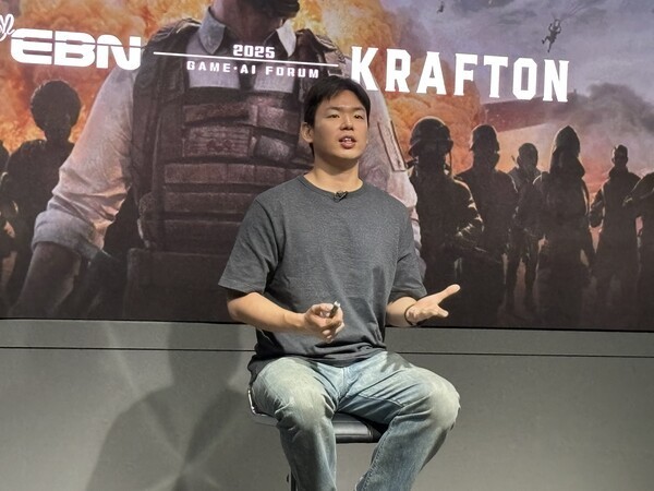 김도균 크래프톤 AI 트랜스포메이션 팀장은 지난 19일 서울 서초구 호반파크 1관 2층 스튜디오에서 열린 EBN ‘게임산업, AI 입다’ 포럼 연사로 참석해 발표하는 모습. [출처=EBN]  