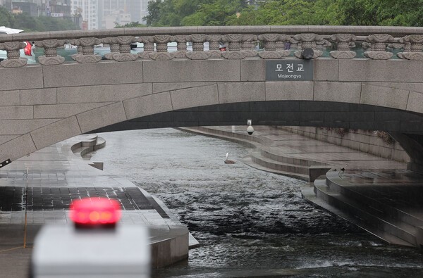 서울 전역에 호우주의보가 내려진 20일 서울 청계천 산책로 출입이 통제되고 있다. [출처=연합뉴스]