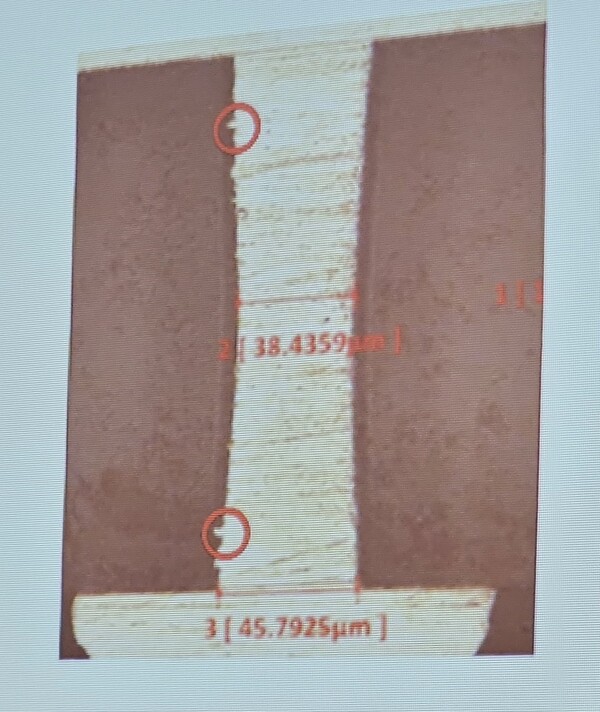 TGV로 구멍이 뚫린 유리기판 모습. 빨간색 동그라미는 유리기판 구멍 내 생긴 크랙(금)이다. [출처= ]