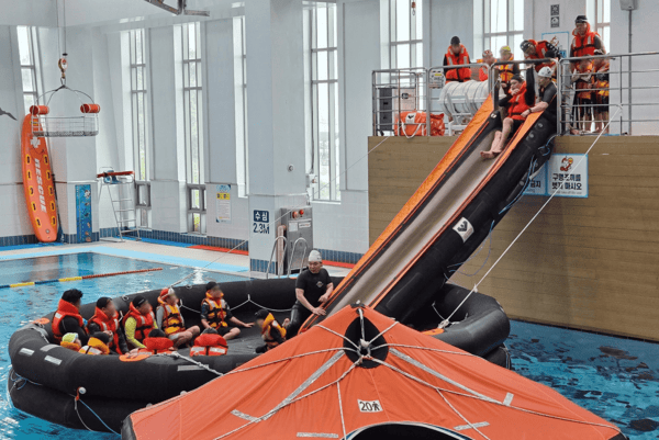 그룹홈 아동 대상 수중 안전교육 현장. [출처=광동제약]