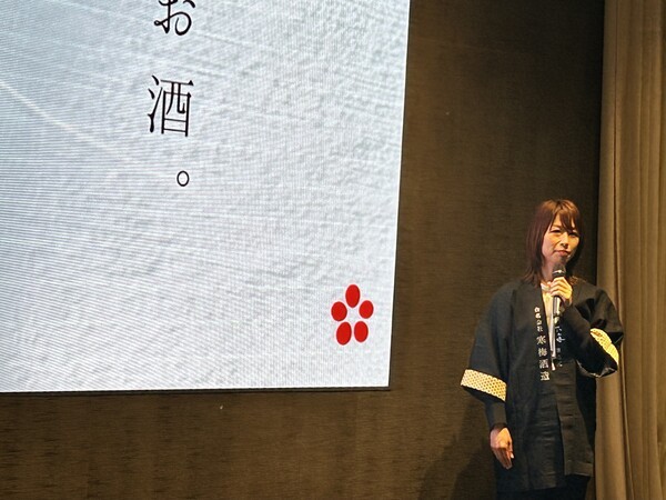 이와사키 마나 칸바이주조 대표가 '미야칸바이' 사케에 대해 설명하고 있다. [출처=EBN]