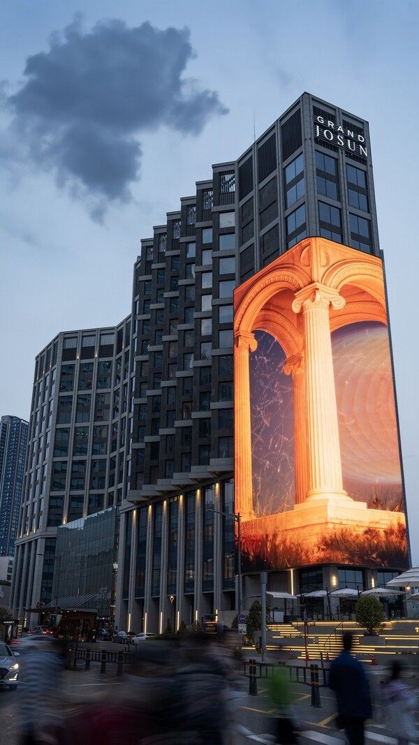 해운대의 새로운 랜드마크로 거듭날 초대형 디지털 전광판 ‘그랜드 조선 미디어’가 20일 저녁 8시 점등식을 시작으로 불을 밝힌다. [출처=조선호텔앤리조트]