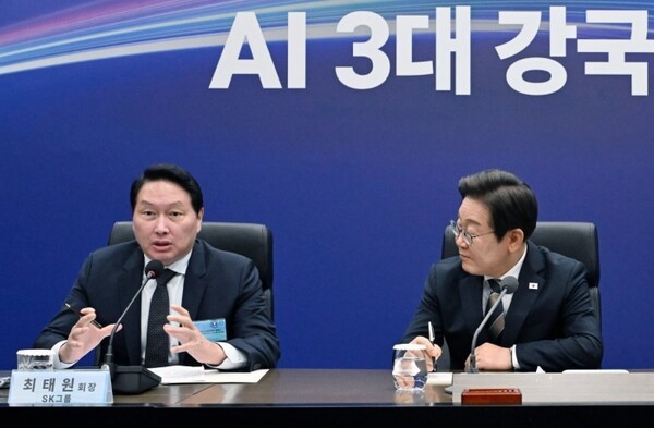 이재명 대통령이 20일 울산전시컨벤션센터에서 열린 인공지능(AI) 글로벌 협력 기업 간담회에서 최태원 SK 회장의 발언을 듣고 있다. [출처=대통령실사진기자단]