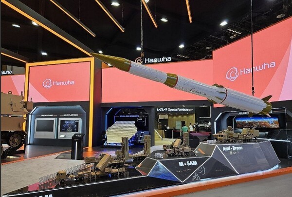  한화에어로스페이스와 한화시스템이 UAE 아부다비에서 열리는 국제방산전시회(IDEX) 2025에 참가해 K-방산 종합 역량을 선보이며 중동·북아프리카 시장을 공략한다고 17일 밝혔다. 사진은 한화에어로스페이스가 IDEX 2025에서 선보인 장거리 지대공 유도무기체계(L-SAM) 유도탄. [출처=한화시스템]