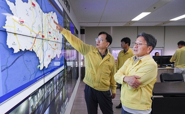 강기정 광주시장이 21일 오전 시청 재난안전상황실을 찾아 호우 대처 상황을 점검하고 있다. [출처=광주시]