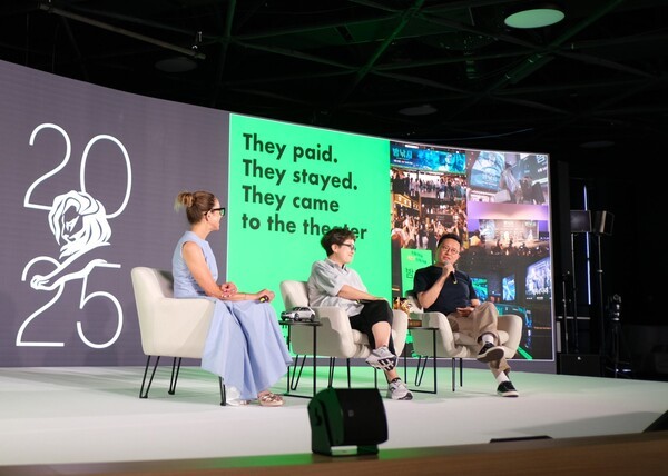 국제 광고제 '칸 라이언즈(Cannes Lions) 2025' 공식 세미나에 초청되어 4대 메인 스테이지인 로통드 스테이지(Rotonde Stage)에서 (왼쪽부터) 이노션 미국 자회사 캔버스 월드와이드(Canvas Worldwide)의 크리스티 린드(Kristi Lind) 최고 고객 책임자(Chief Client Officer)의 진행 하에 이노션 최고 크리에이티브 책임자(CCO) 김정아 부사장, 현대자동차 브랜드마케팅본부장 지성원 전무가 세미나를 진행하는 모습 [출처=현대자동차]