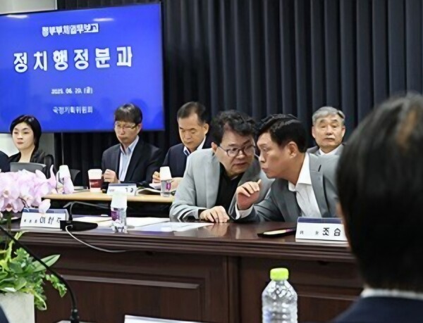 대화하고 있는 이한주 위원장[출처=연합]