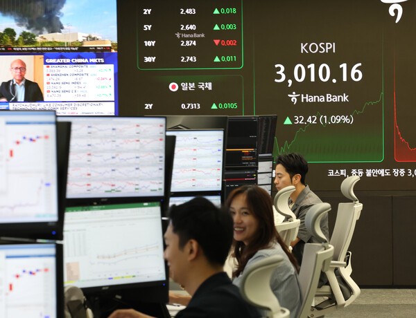 코스피가 3000선을 돌파한 지난 20일 서울 중구 하나은행 딜링룸. [출처= 연합]