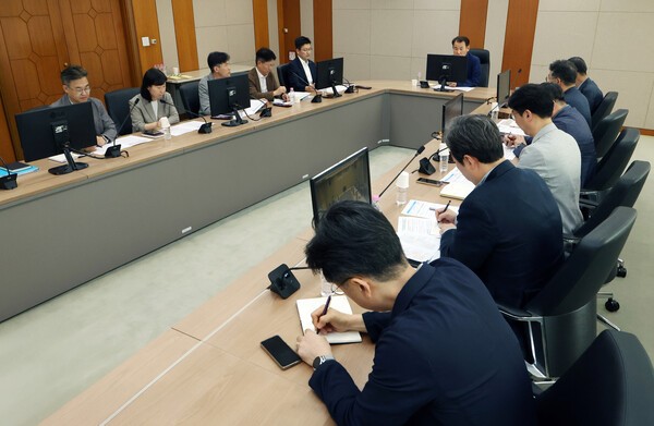 한국거래소는 22 오후 5시 서울사옥에서 미국의 이란 핵시설 공습이 국내 증시에 미치는 영향을 긴급 점검하기 위하여 '긴급 시장점검회의'를 개최했다. [출처= 한국거래소]