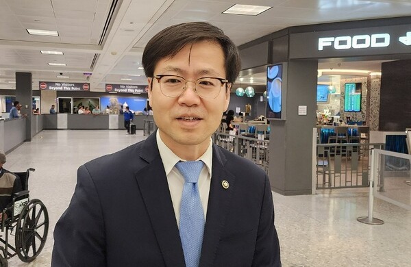 여한구 산업통상자원부 통상교섭본부장이 22일(현지시간) 워싱턴DC 인근 덜레스 국제공항을 통해 미국에 입국한 뒤 취재진의 질문에 답하고 있다. [출처=연합]