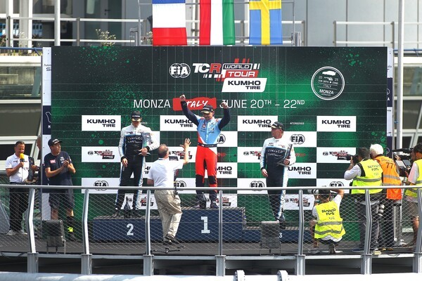 노버트 미첼리즈 선수가 6월 20일(금)~22일(일, 현지시간) 열린 '2025 TCR 월드투어' 3라운드 이탈리아 대회에서 우승을 차지하고 포디움에서 기뻐하는 모습 [출처=현대자동차]