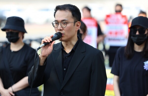 신정권 티몬·위메프(티메프) 피해자 연합 비상대책위원장이 ‘검은 우산 집회’에서 발언하고 있다. [출처=연합뉴스]