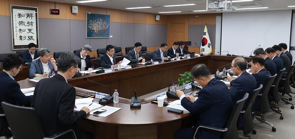 김병환 금융위원회 위원장이 23일 오전 서울 종로구 정부서울청사에서 금융감독원, 한국거래소 등 유관기관과 함께 개최한 '유관기관 증시상황 긴급 점검회의'에서 미국의 이란 군사개입에 대한 해외 시각과 국내 증시의 외국인·기관투자자 등 수급 상황을 긴급 점검하고 향후 대응방향을 논의했다. [출처= 금융위원회]