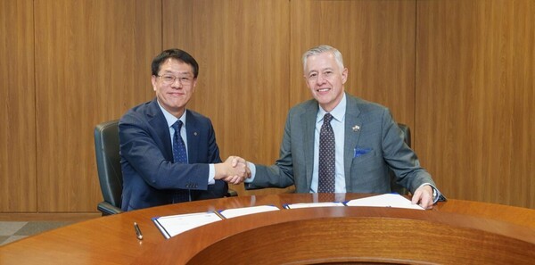 (사진 왼쪽부터) 박성균 한화시스템 DE사업단장, 켄 토도로프(Kenn Todorov) 노스롭 그루먼 지휘통제 및 무기 통합 부문 부사장. [출처=노스롭그루먼]