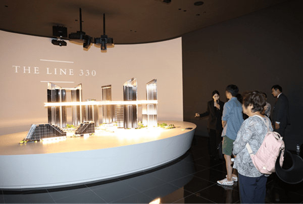 HDC현산 홍보관 찾은 조합원들[출처= HDC현대산업개발]