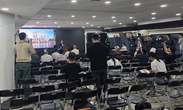 시공사 선정 발표 후 HDC현산 실무자들의 탄성과 환호가 이어졌다 [사진=이승연 기자]