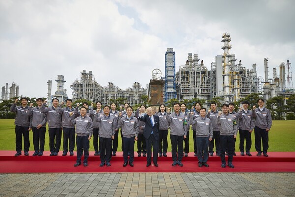 김승연 회장이 한화토탈에너지스 대산공장 임직원들과 위기극복의 의지를 다지는 기념 사진을 촬영하고 있다.[출처=한화그룹]