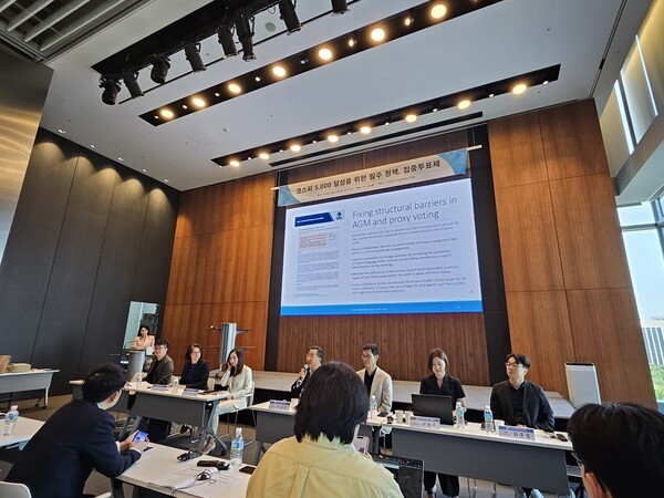23일 서울 여의도에서 열린 한국기업거버넌스포럼(KCGF)이 개최한 ‘코스피 5000 달성을 위한 필수 정책, 집중투표제’를 주제로 한 세미나에서 이창환 얼라이언스파트너스자산운용 대표(왼쪽부터), Jen Sisson ICGN 대표, Stephanie Lin ACGA 한국 리서치 헤드, 이남우 한국기업거버넌스포럼 회장, 오승재 서스틴베스트 대표, 구현주 법무법인 한누리 변호사, 최준철 VIP자산운용 대표가 의견을 나누고 있다. [출처= 최수진 기자]