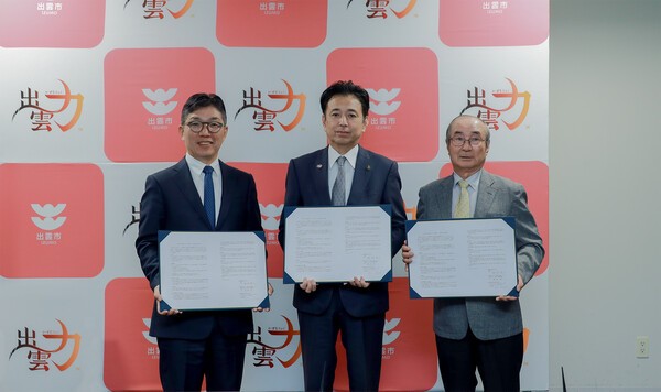 네이버클라우드가 일본 이즈모시와 ‘클로바 케어콜’ 도입을 위한 업무 협약을 체결했다. (왼쪽부터) 김유원 네이버클라우드 대표, 이이즈카 토시유키 이즈모시장, 와타나베 에이지 사회복지법인 이즈모시 사회복지협의회 회장. [출처=네이버클라우드]