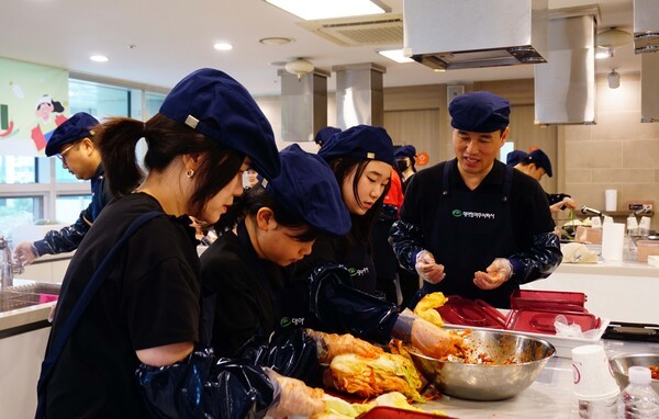 대아청과가 개최한 김장 체험 행사에서 참가자들이 김치 명인의 지도로 직접 김치를 담그고 있다. [출처=호반그룹]