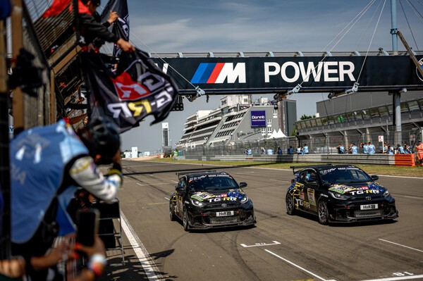 토요타 가주 루키 레이싱의 GR 야리스 차량이 뉘르부르크링24시 내구 레이스를 완주하고 결승점을 통과하고 있다. [출처=토요타]